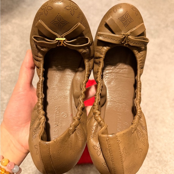 Louis Vuitton Elba Ballerina flats in taupe - Picture 2 of 11